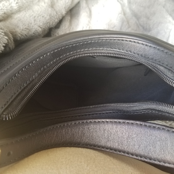 Black Gucci Horseshoe Leather Purse - Picture 11 of 15